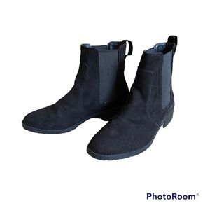 H&M NWOT Chelsea Suede Boot